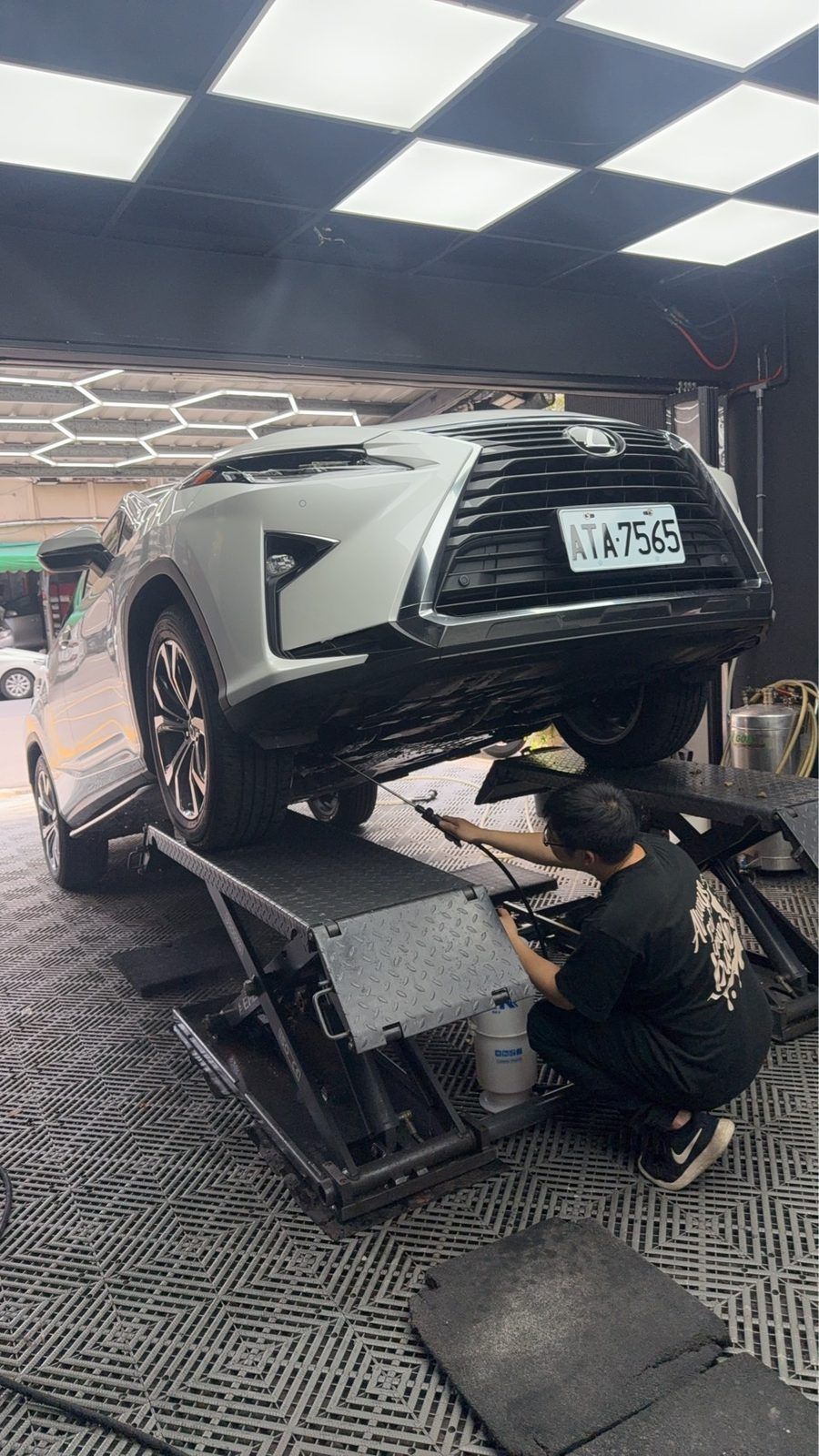 Lexus RX 洗車打蠟與引擎室清潔施工案例 捷匠施工案例