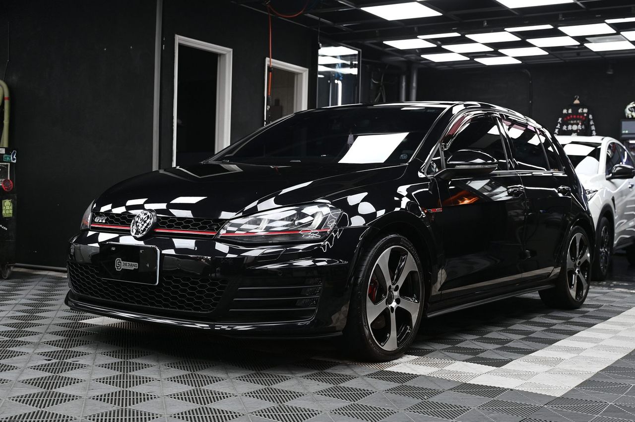 VW Golf GTI 拋光與鍍膜、內裝美容施工案例 捷匠施工案例