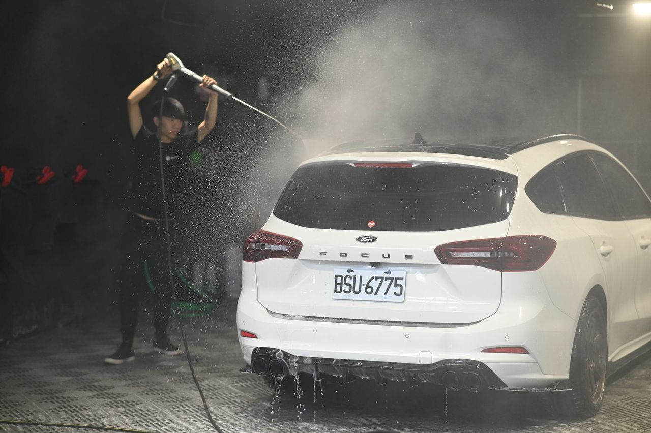 Ford Focus 洗車打蠟施工案例 捷匠施工案例