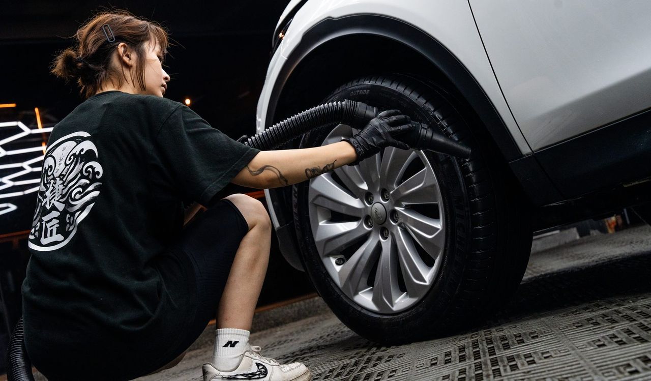 Land Rover Discovery 洗車打蠟、拋光與漆面修復施工案例 捷匠施工案例