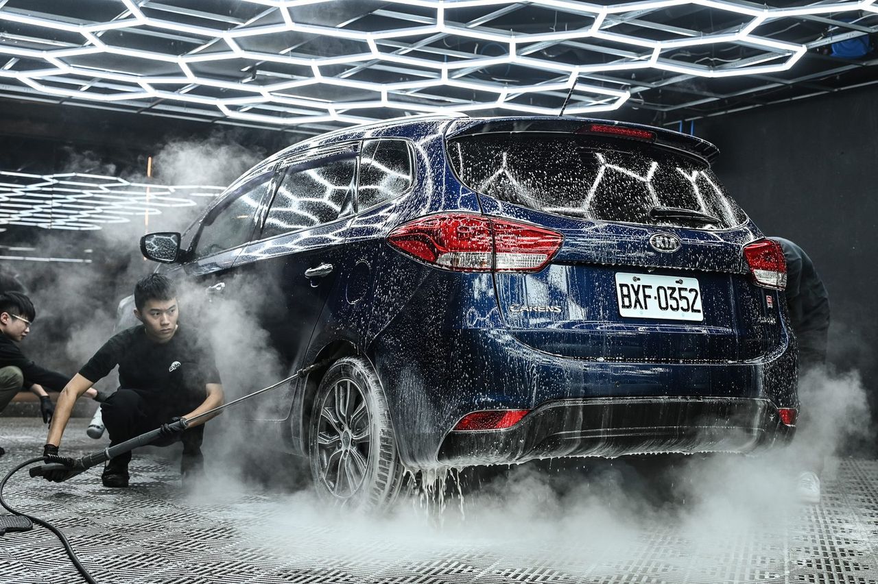 Kia Carens 洗車打蠟施工案例 捷匠施工案例
