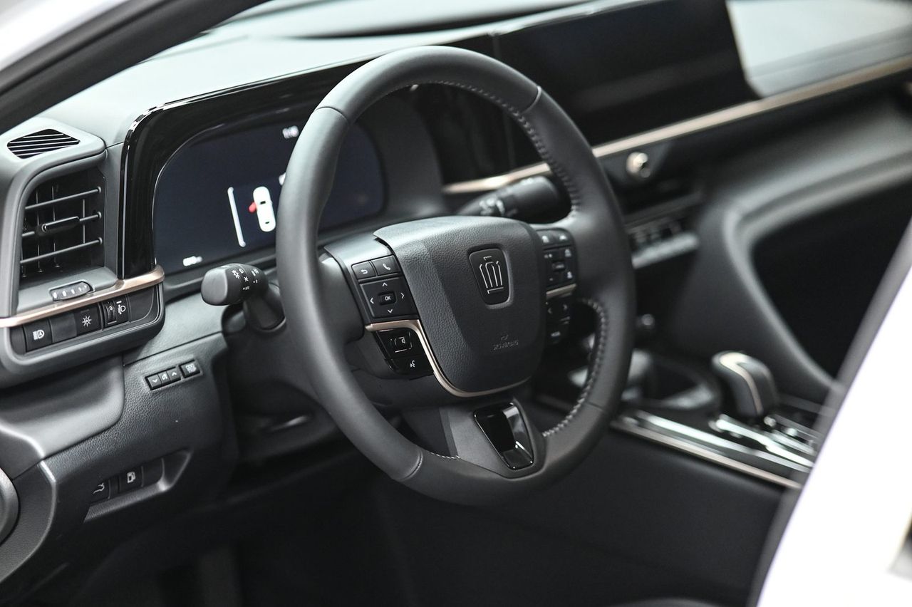 Toyota Crown 內裝美容與漆面鍍膜完工與細節實拍 第 1 張（共 3 張）——捷匠淡水旗艦店施工實錄