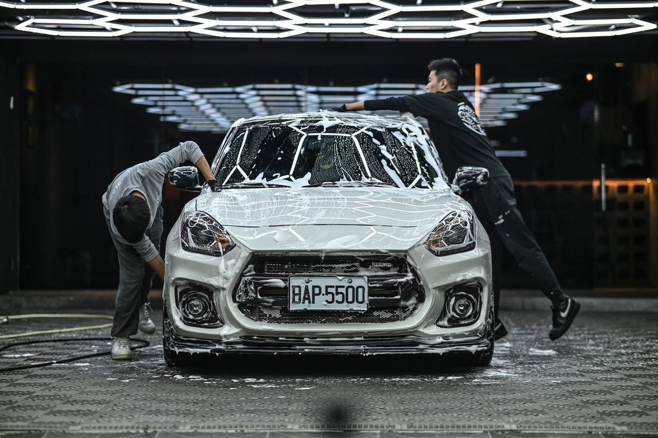 Suzuki Swift Sport 洗車打蠟（2025.12）完工與細節實拍 第 1 張（共 4 張）——捷匠淡水旗艦店施工實錄