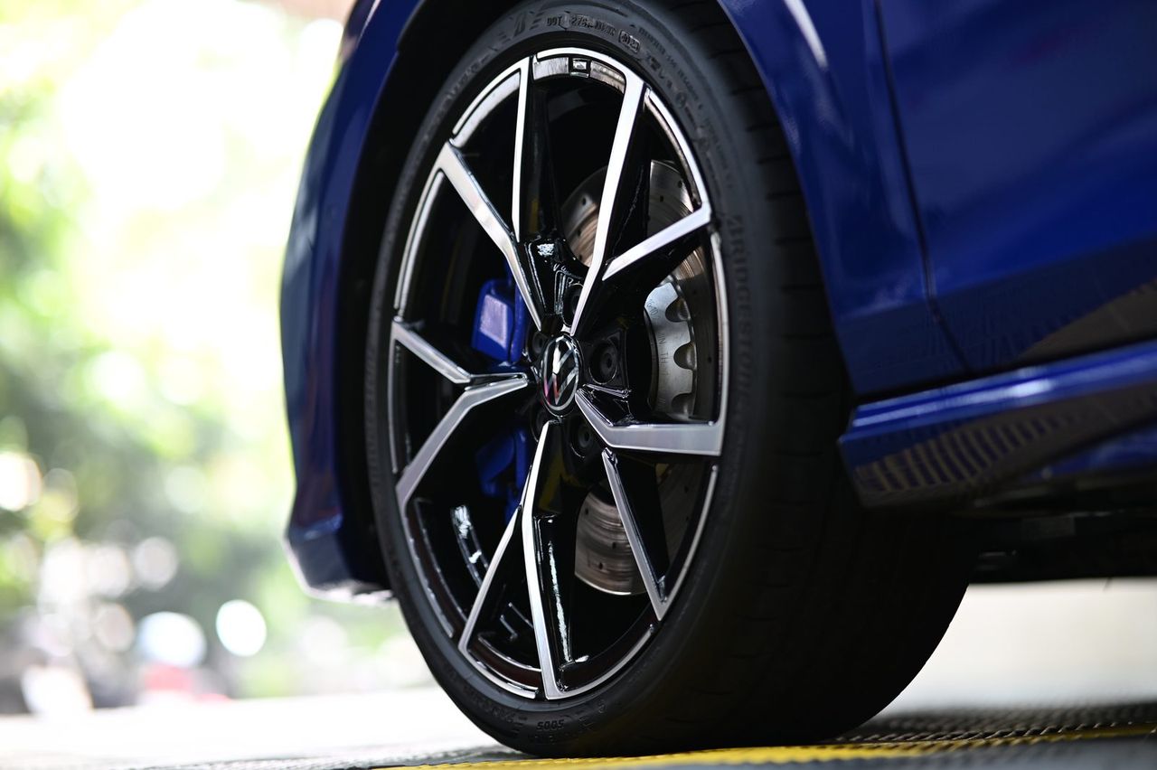 VW Golf R 迎風面犀牛皮完工與細節實拍 第 1 張（共 6 張）——捷匠淡水旗艦店施工實錄