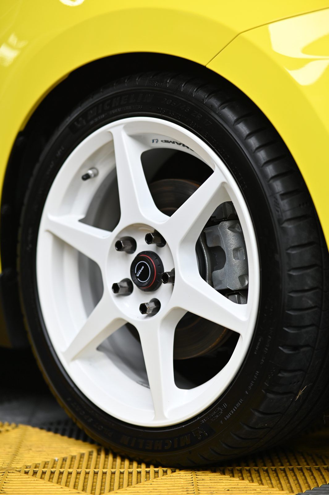 Suzuki Swift Sport 洗車打蠟（2024.10）完工與細節實拍 第 1 張（共 2 張）——捷匠淡水旗艦店施工實錄