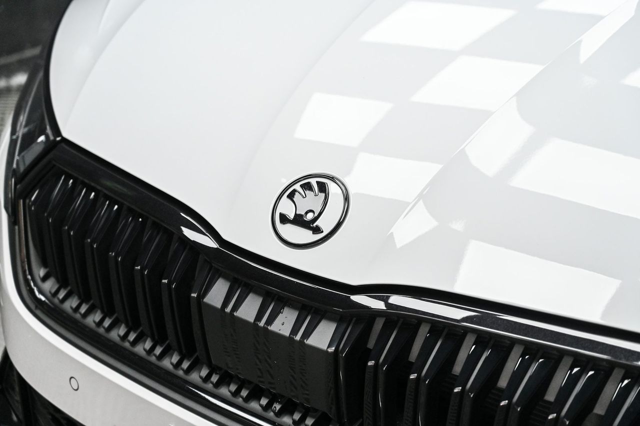 Skoda Octavia RS 漆面鍍膜完工與細節實拍 第 1 張（共 6 張）——捷匠北投店施工實錄