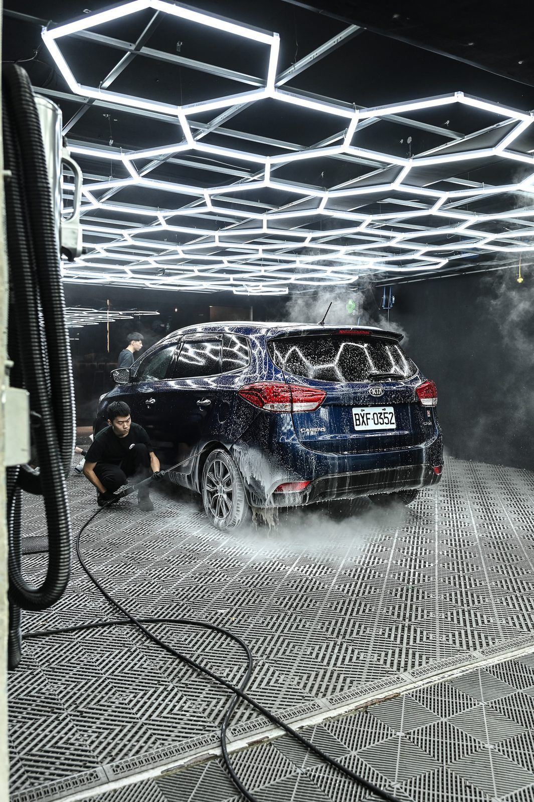 Kia Carens 洗車打蠟完工與細節實拍 第 1 張（共 4 張）——捷匠淡水旗艦店施工實錄