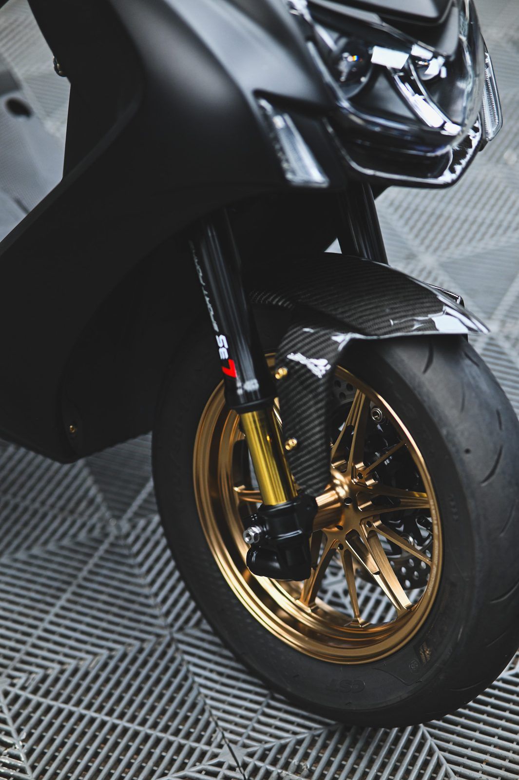 Yamaha 勁戰六代機車美容完工與細節實拍 第 1 張（共 6 張）——捷匠淡水旗艦店施工實錄
