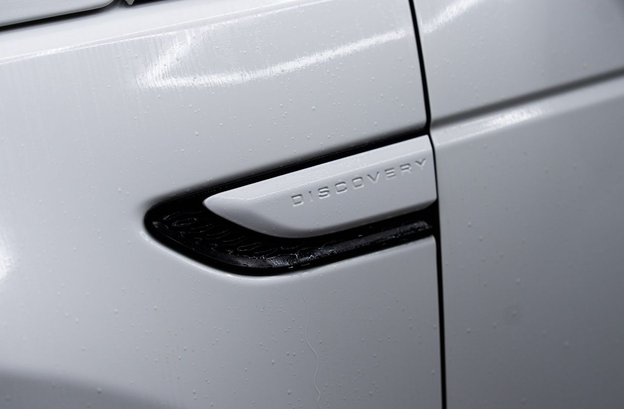 Land Rover Discovery 洗車打蠟、拋光與漆面修復完工與細節實拍 第 1 張（共 6 張）——捷匠淡水旗艦店施工實錄