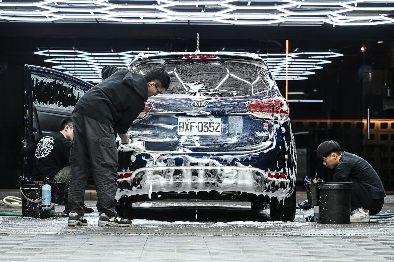 Kia Carens 洗車打蠟完工與細節實拍 第 2 張（共 4 張）——捷匠淡水旗艦店施工實錄
