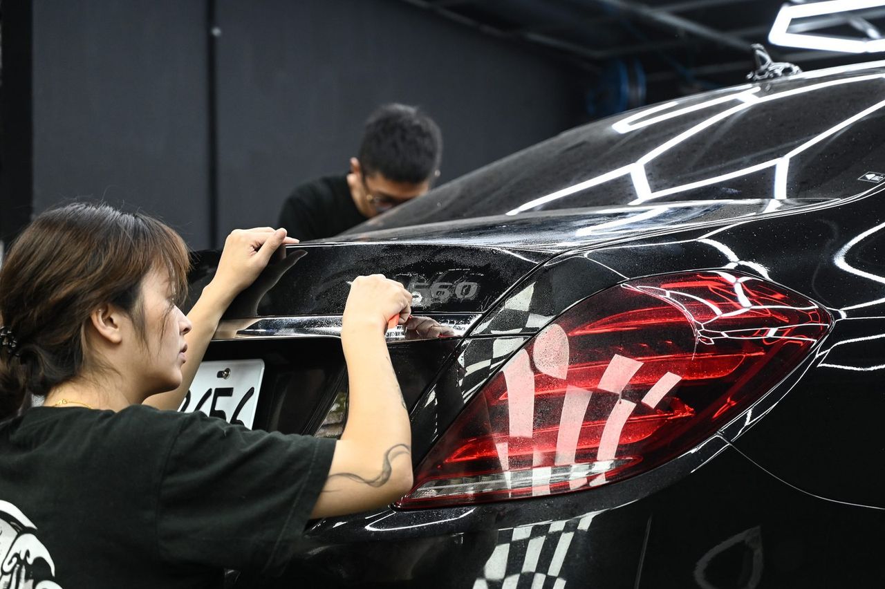 Mercedes-Maybach S560 改色犀牛皮完工與細節實拍 第 2 張（共 6 張）——捷匠淡水旗艦店施工實錄