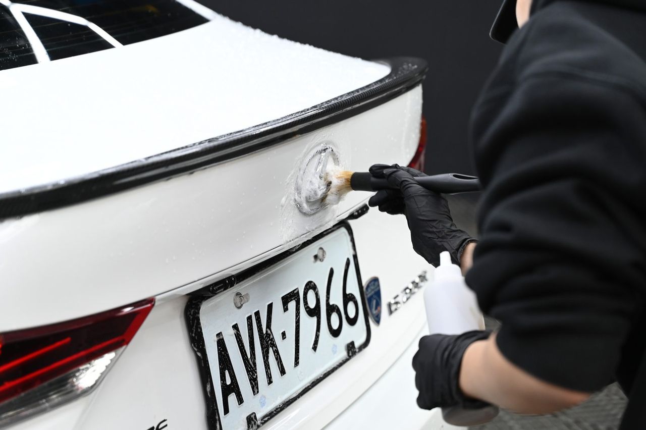 Lexus IS 200t 洗車打蠟完工與細節實拍 第 2 張（共 4 張）——捷匠淡水旗艦店施工實錄