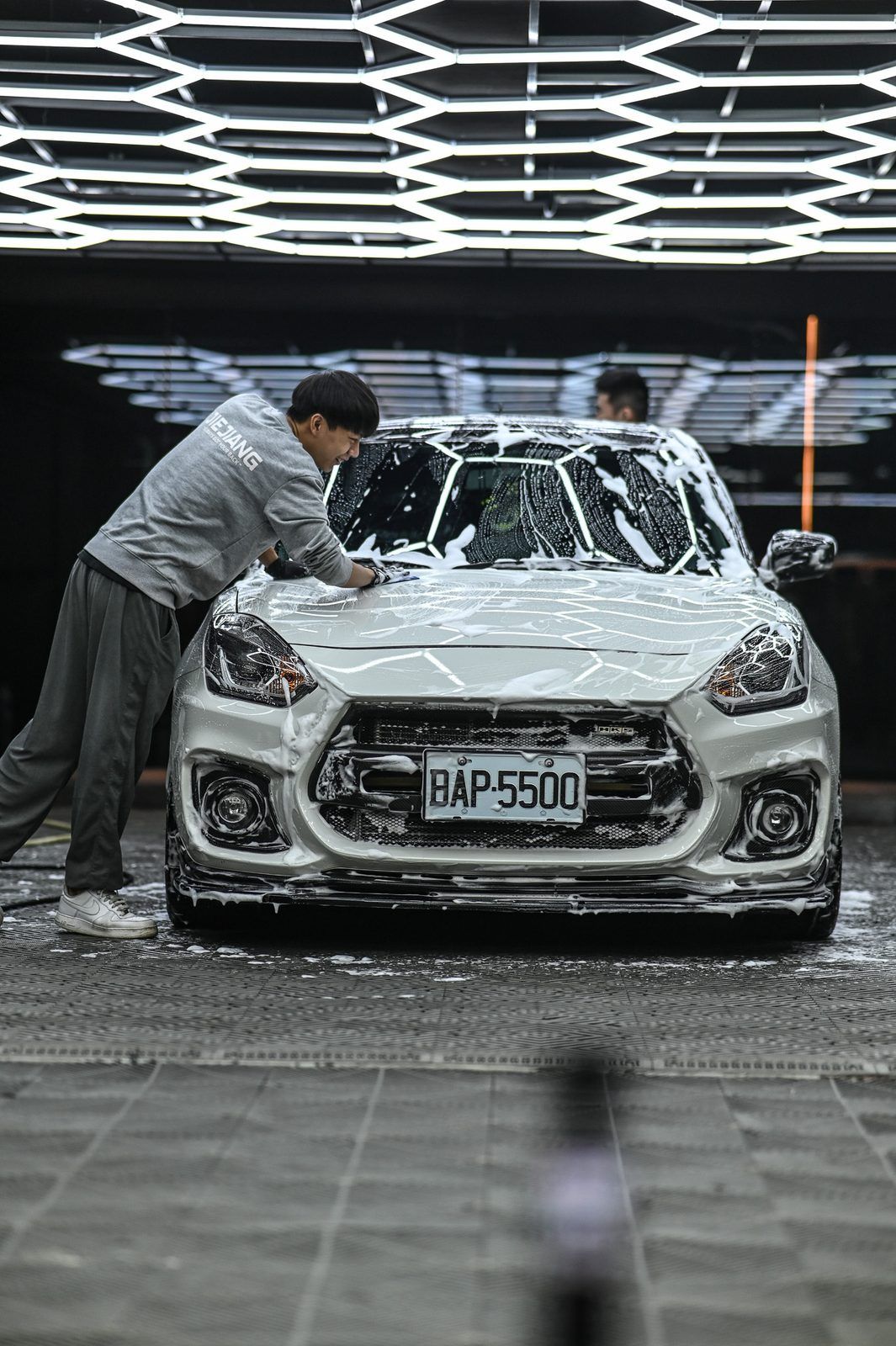Suzuki Swift Sport 洗車打蠟（2025.12）完工與細節實拍 第 2 張（共 4 張）——捷匠淡水旗艦店施工實錄