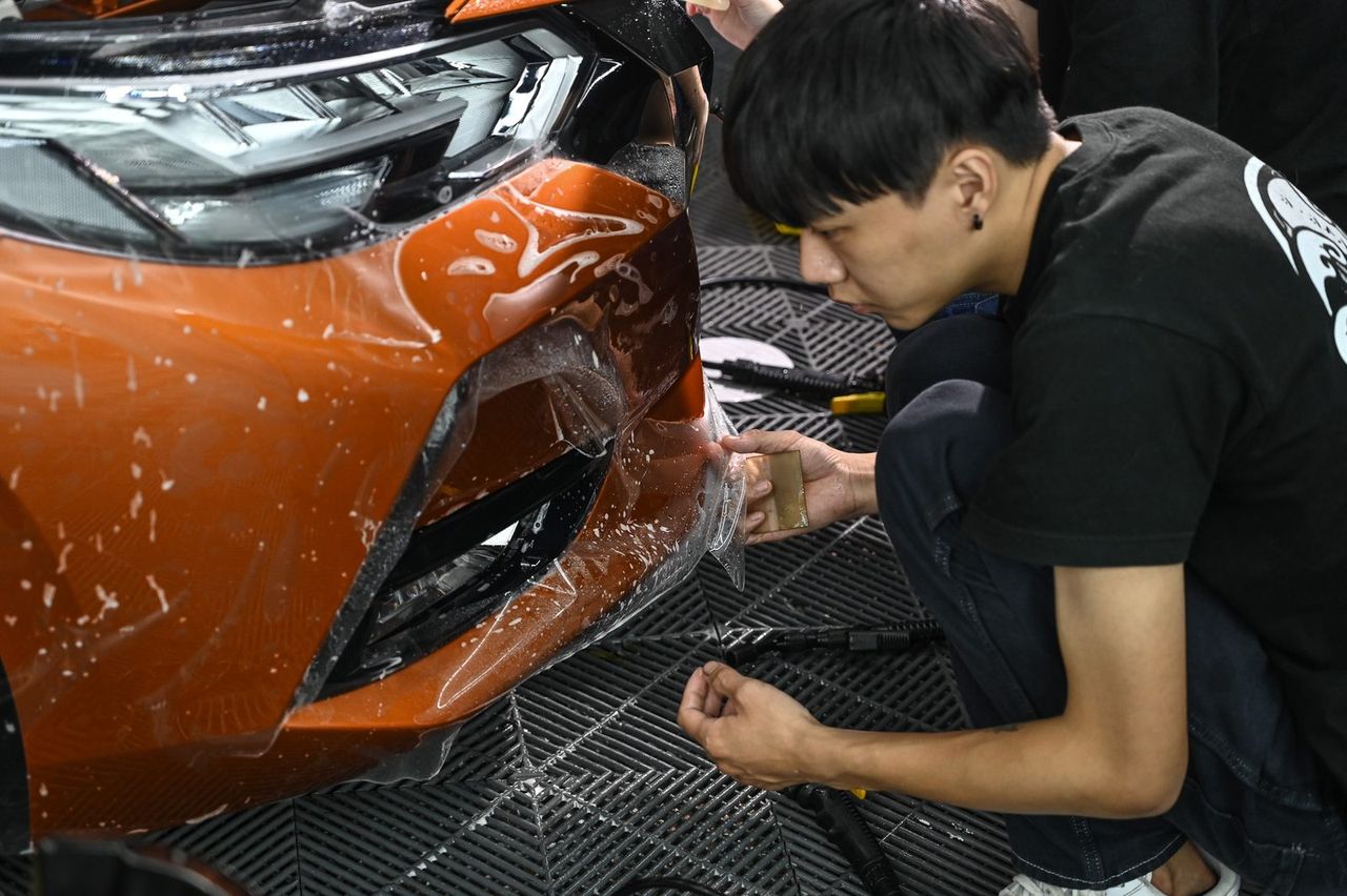 Nissan Sentra 拋光與漆面修復、漆面鍍膜完工與細節實拍 第 2 張（共 6 張）——捷匠淡水旗艦店施工實錄