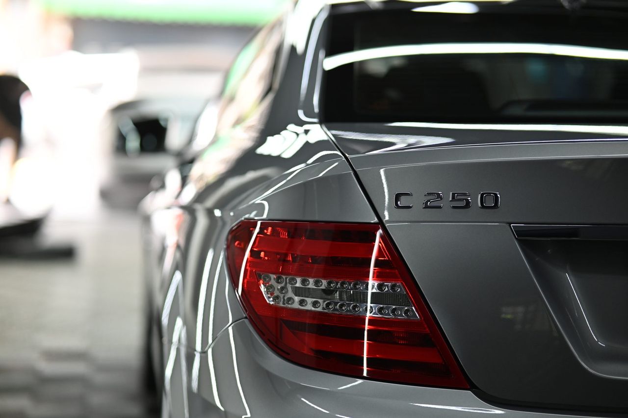 Mercedes-Benz C250 漆面鍍膜完工與細節實拍 第 2 張（共 6 張）——捷匠北投店施工實錄