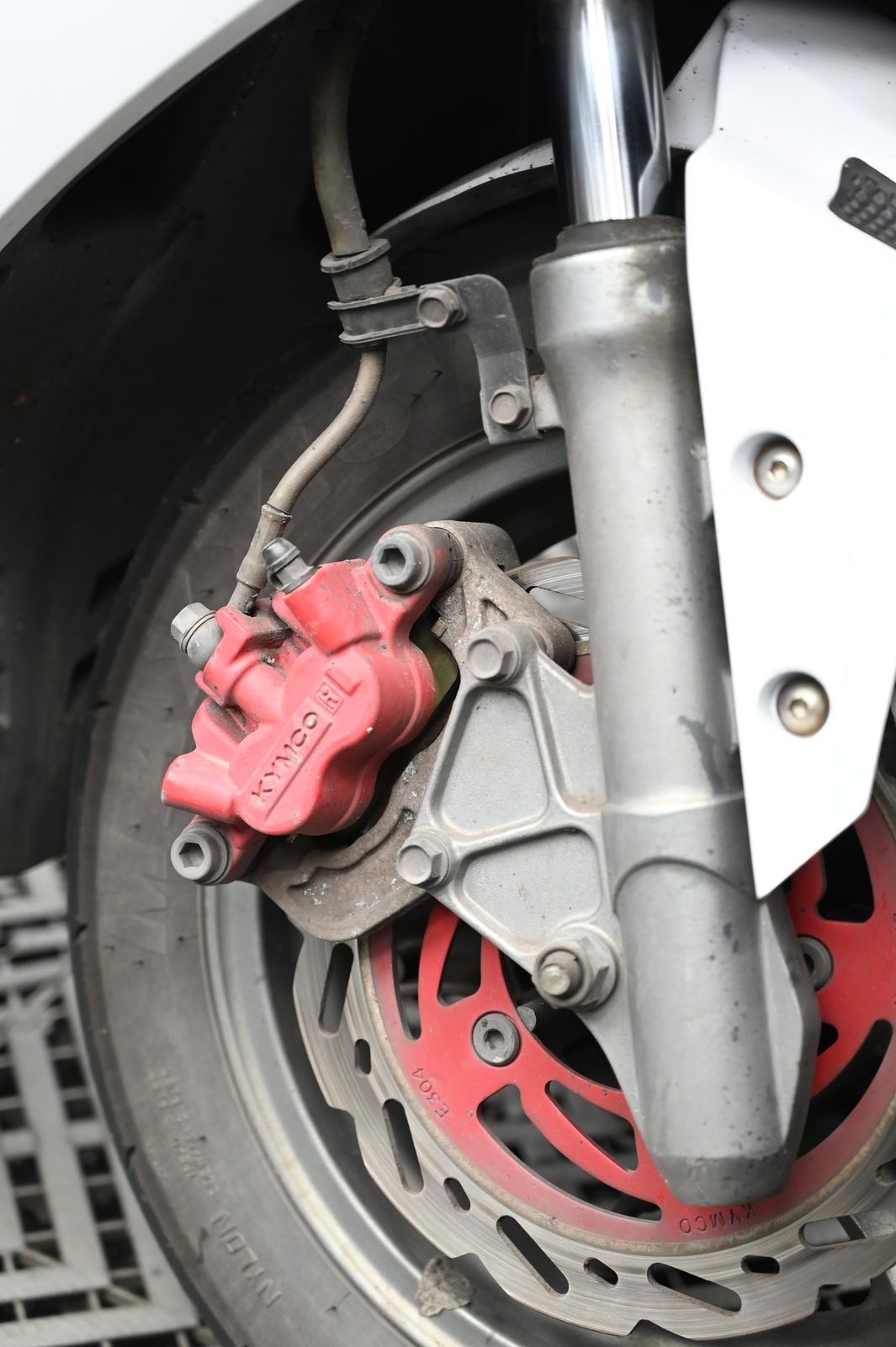 Kymco 雷霆機車美容完工與細節實拍 第 2 張（共 6 張）——捷匠淡水旗艦店施工實錄