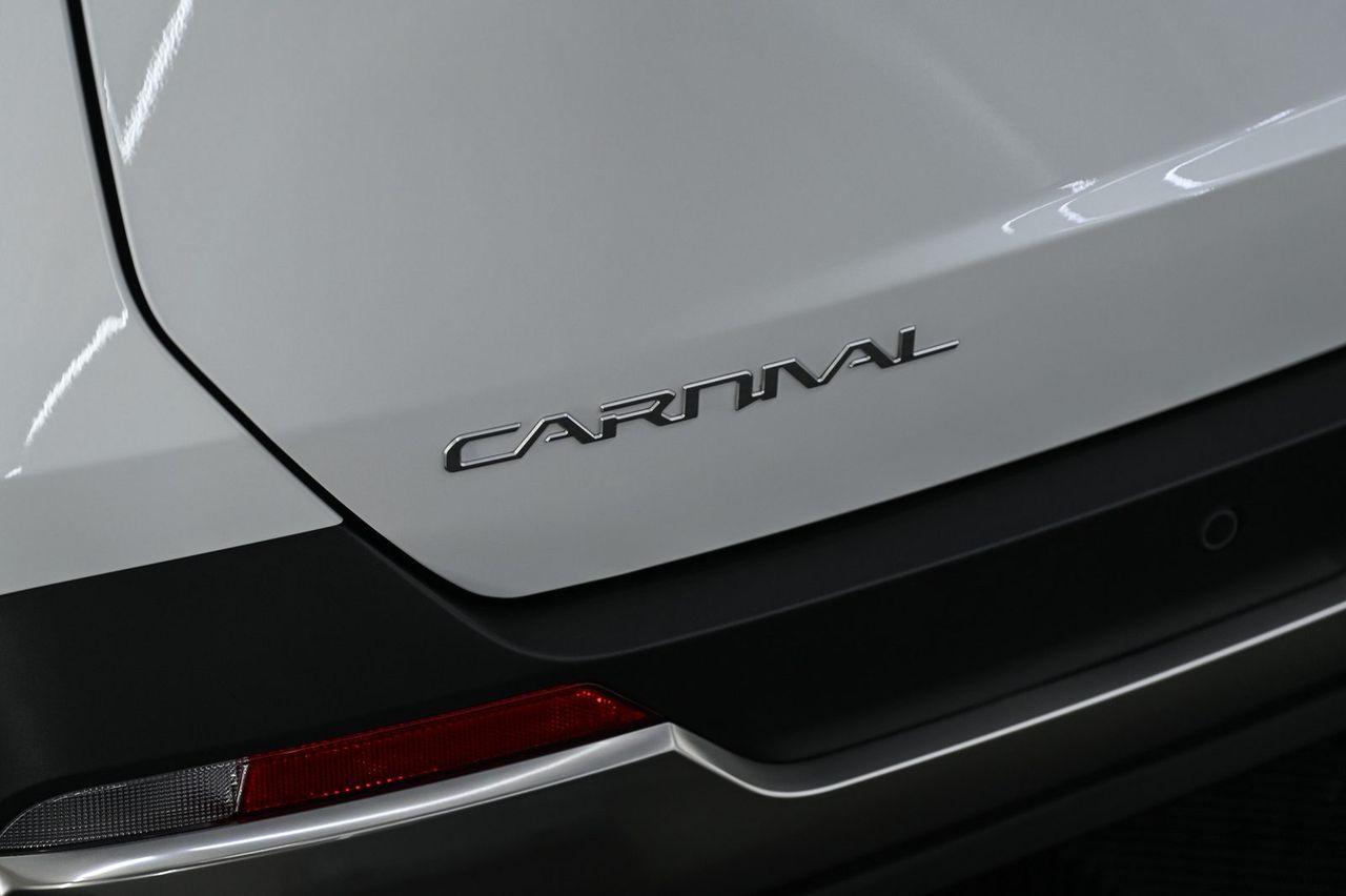 Kia Carnival 漆面鍍膜、拋光與漆面修復完工與細節實拍 第 2 張（共 6 張）——捷匠北投店施工實錄