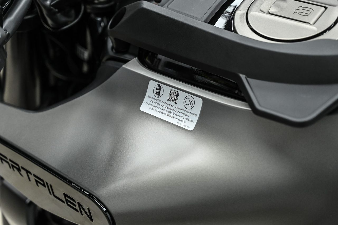 Husqvarna Svartpilen 250 全車犀牛皮完工與細節實拍 第 2 張（共 6 張）——捷匠淡水旗艦店施工實錄