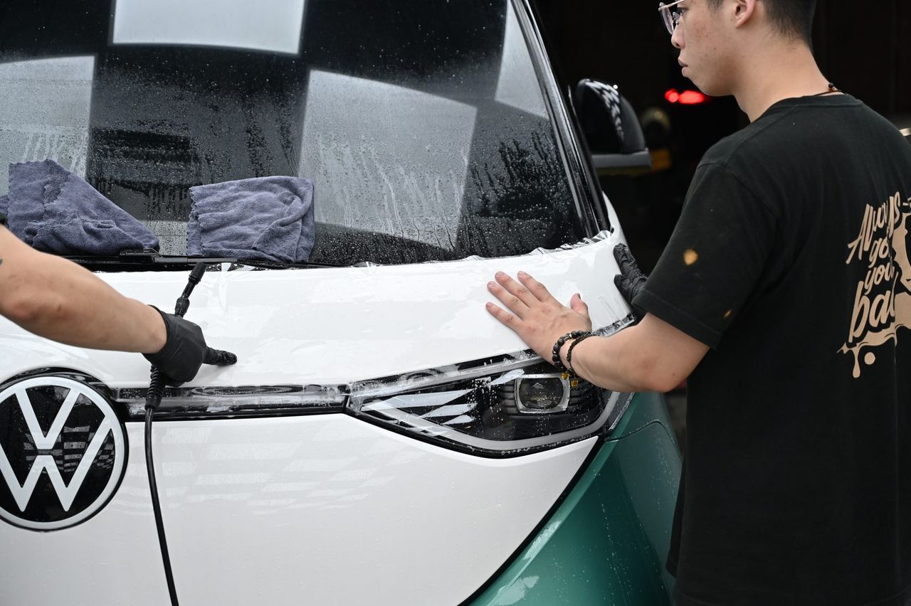 VW ID.Buzz 迎風面犀牛皮完工與細節實拍 第 2 張（共 6 張）——捷匠施工實錄