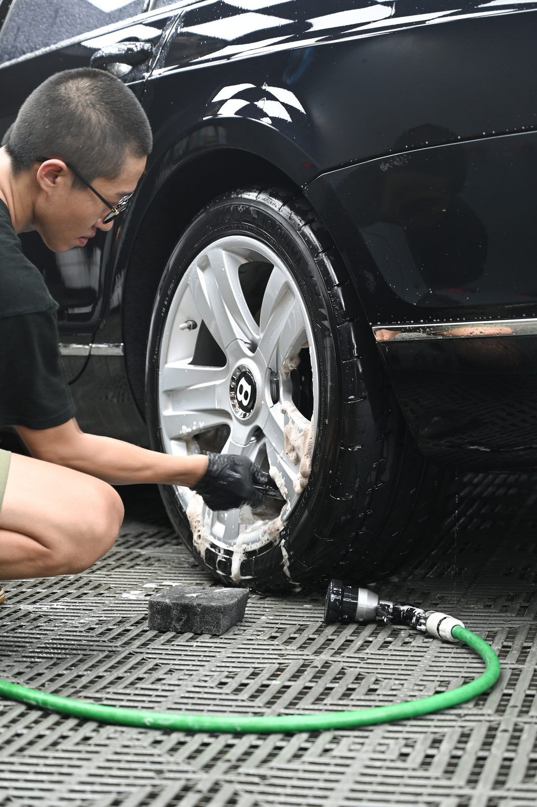 Bentley Flying Spur 洗車打蠟完工與細節實拍 第 2 張（共 6 張）——捷匠淡水旗艦店施工實錄