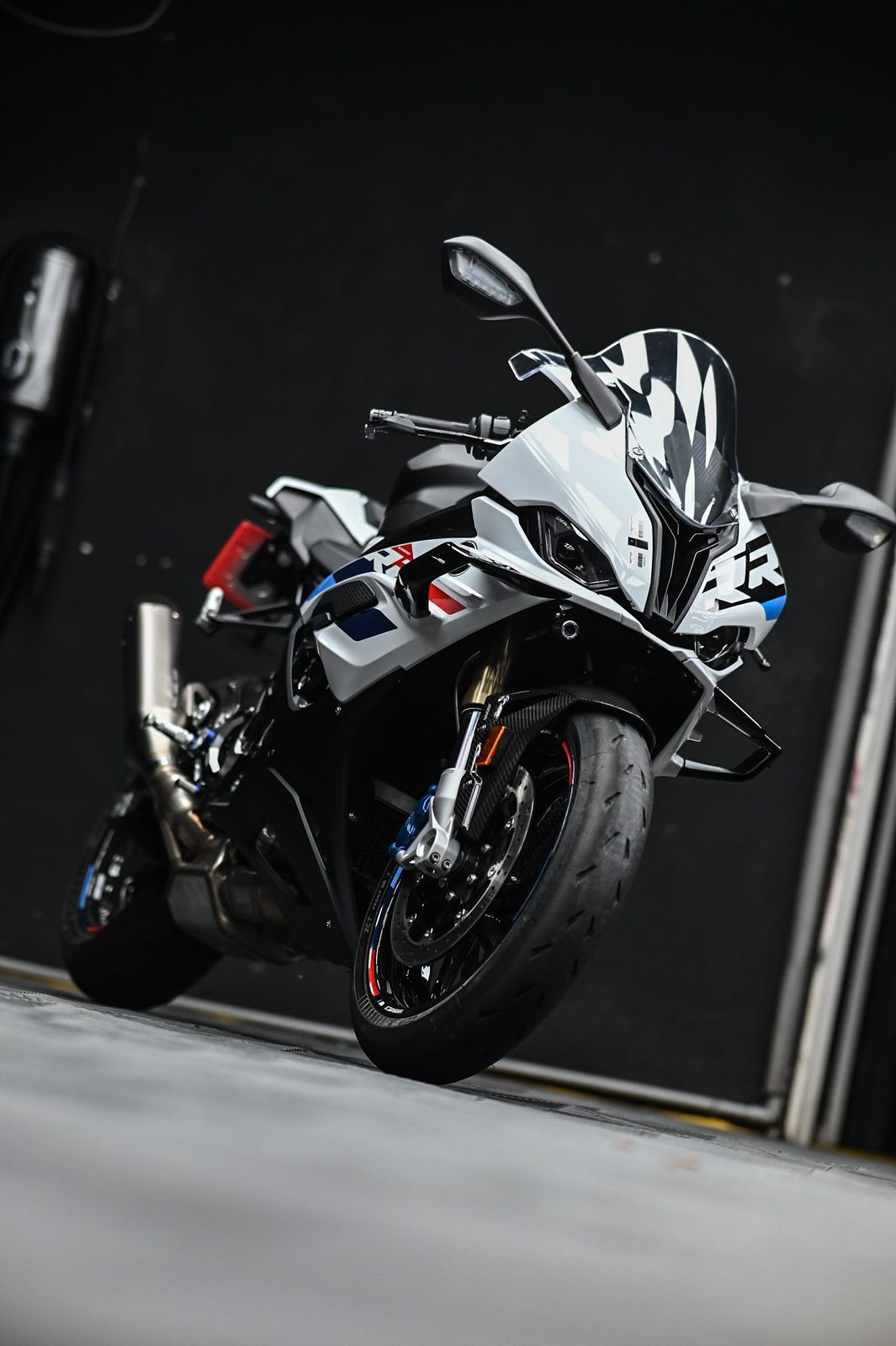 BMW S1000RR 機車美容與局部犀牛皮完工與細節實拍 第 2 張（共 6 張）——捷匠淡水旗艦店施工實錄