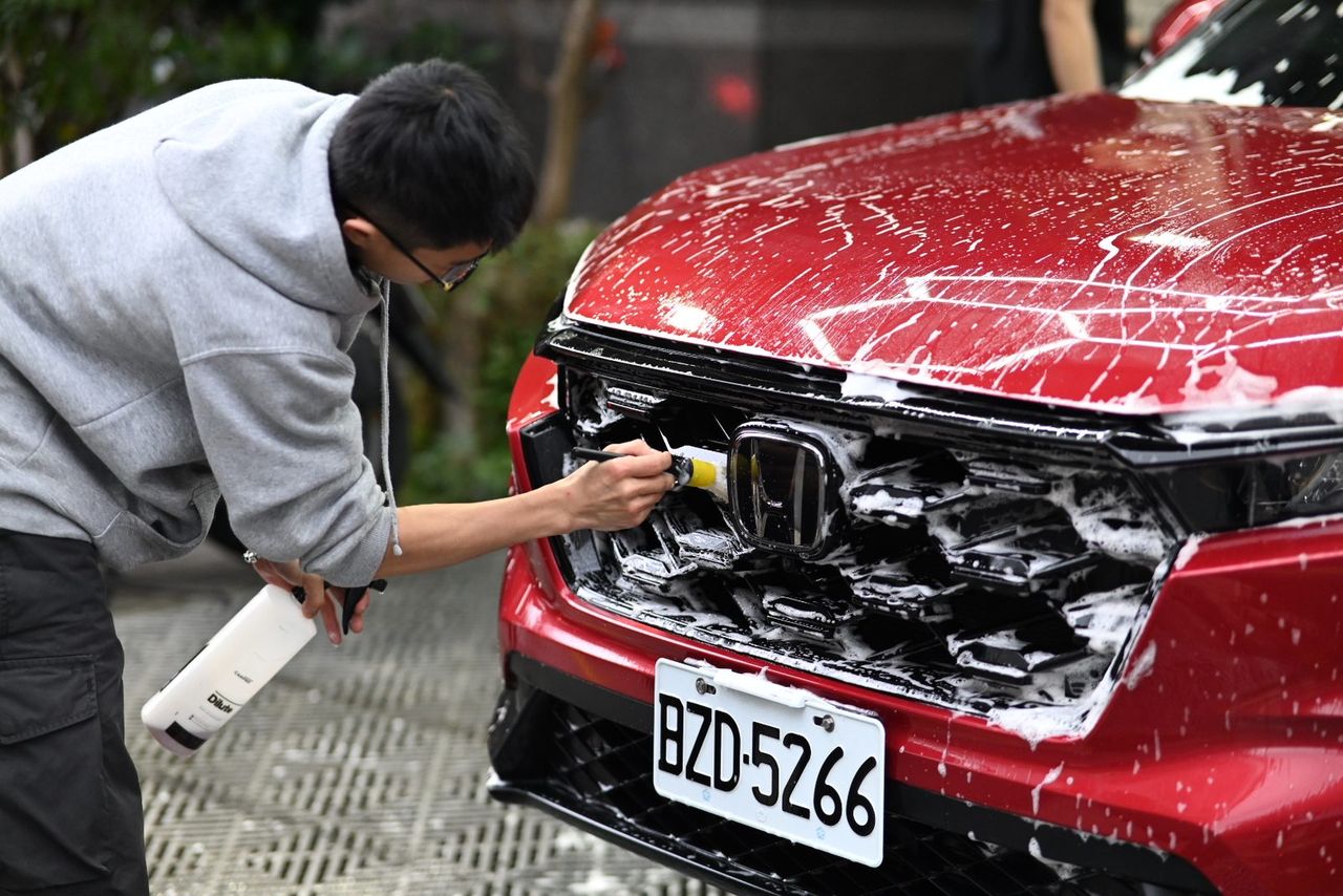 Honda CR-V 漆面鍍膜完工與細節實拍 第 2 張（共 6 張）——捷匠北投店施工實錄