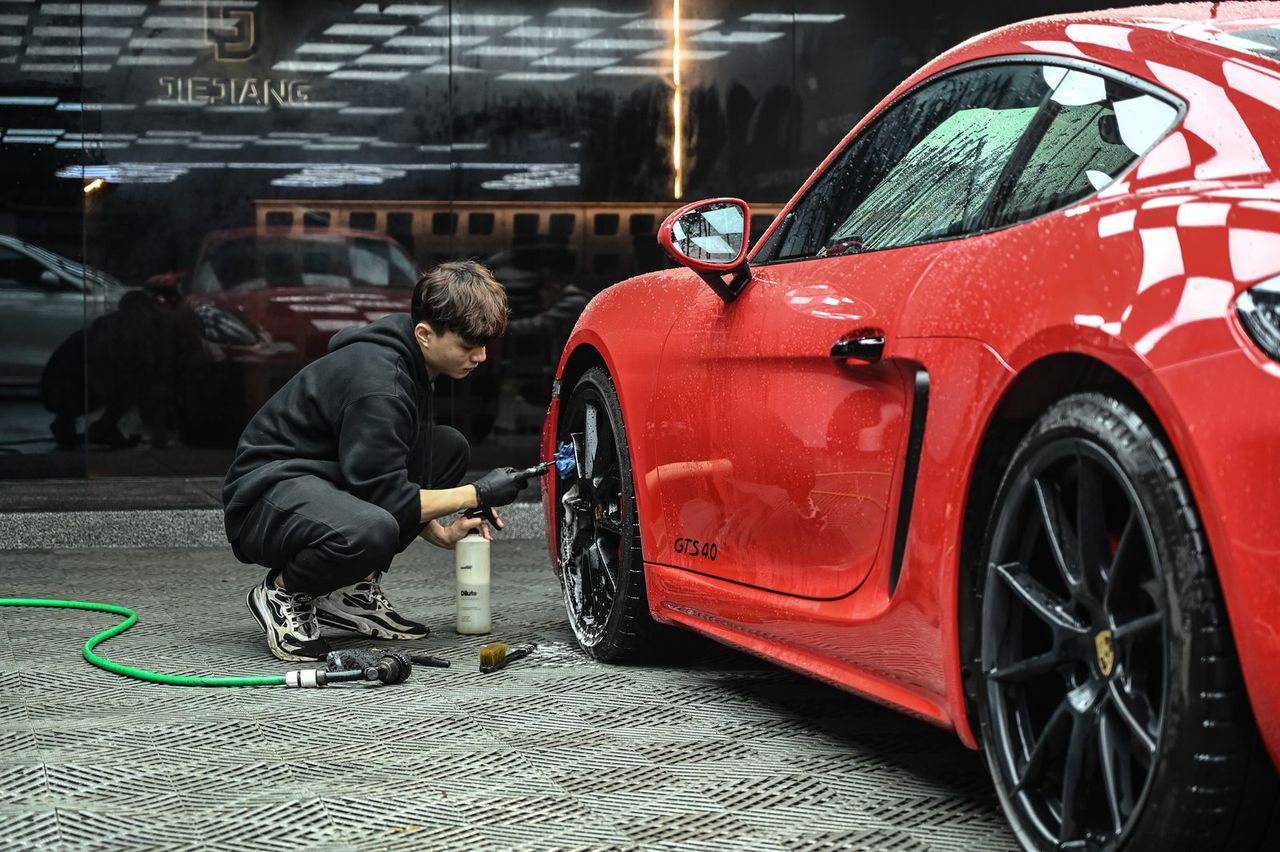Porsche 718 GTS 洗車打蠟完工與細節實拍 第 2 張（共 6 張）——捷匠淡水旗艦店施工實錄