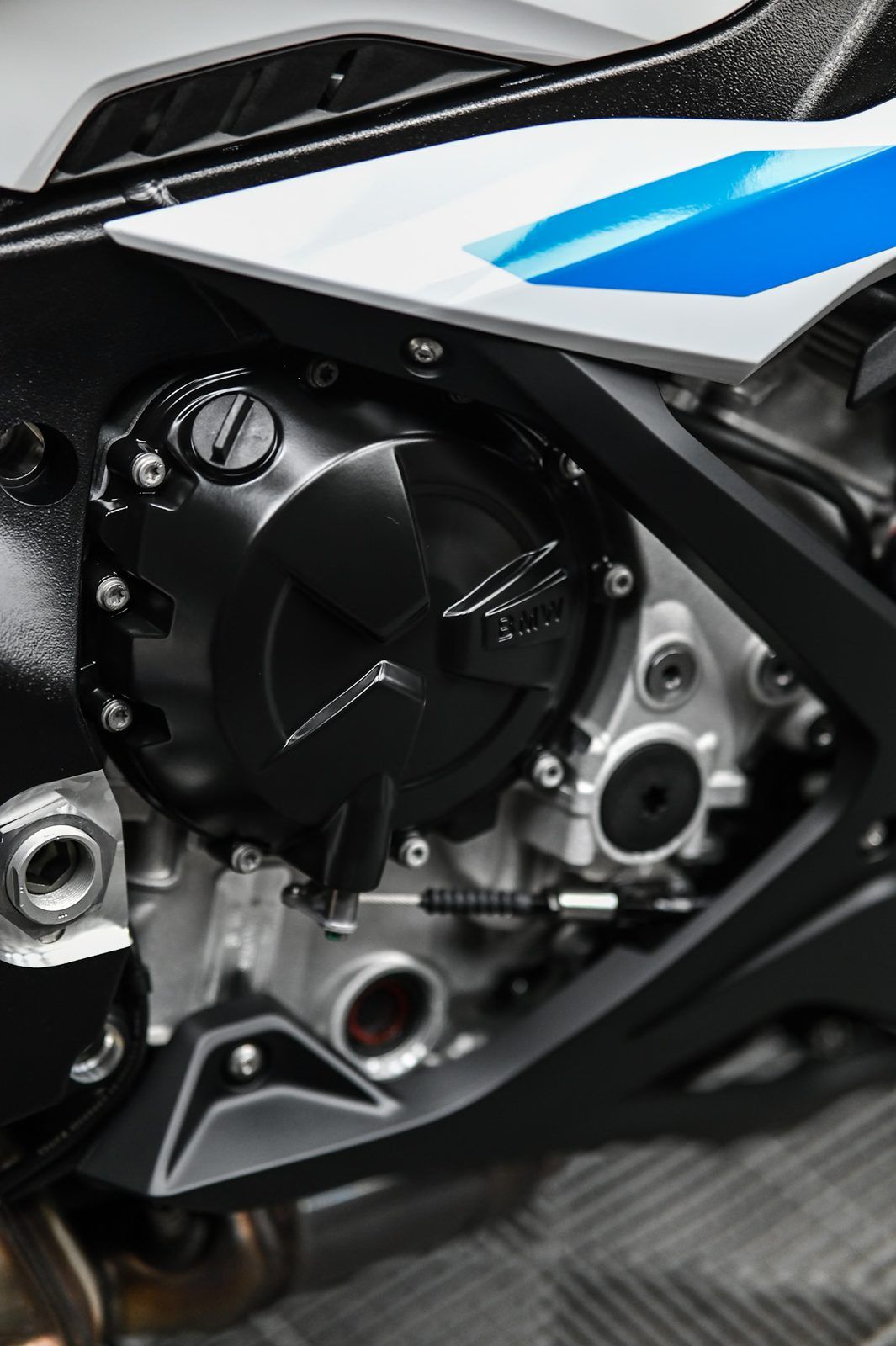 BMW S1000RR 機車美容與局部犀牛皮完工與細節實拍 第 3 張（共 6 張）——捷匠淡水旗艦店施工實錄