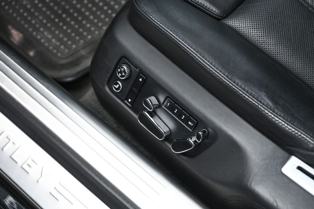 Bentley Flying Spur 洗車打蠟完工與細節實拍 第 3 張（共 6 張）——捷匠淡水旗艦店施工實錄