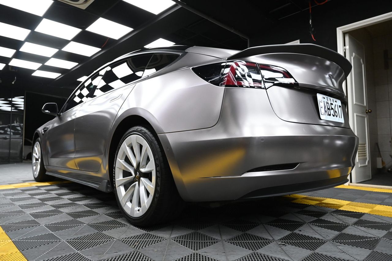 Tesla Model 3 全車改色膜完工與細節實拍 第 2 張（共 5 張）——捷匠淡水旗艦店施工實錄
