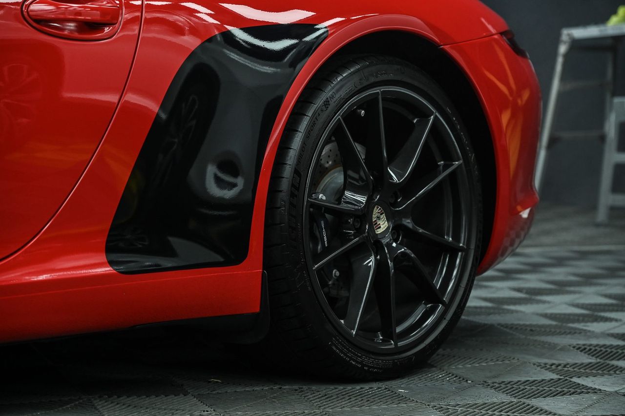 Porsche 911 洗車打蠟完工與細節實拍 第 3 張（共 6 張）——捷匠淡水旗艦店施工實錄