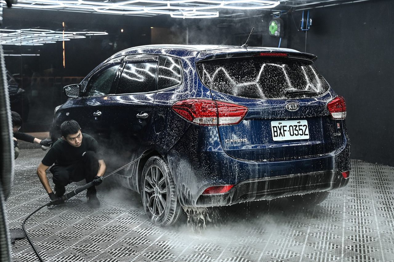 Kia Carens 洗車打蠟完工與細節實拍 第 3 張（共 4 張）——捷匠淡水旗艦店施工實錄