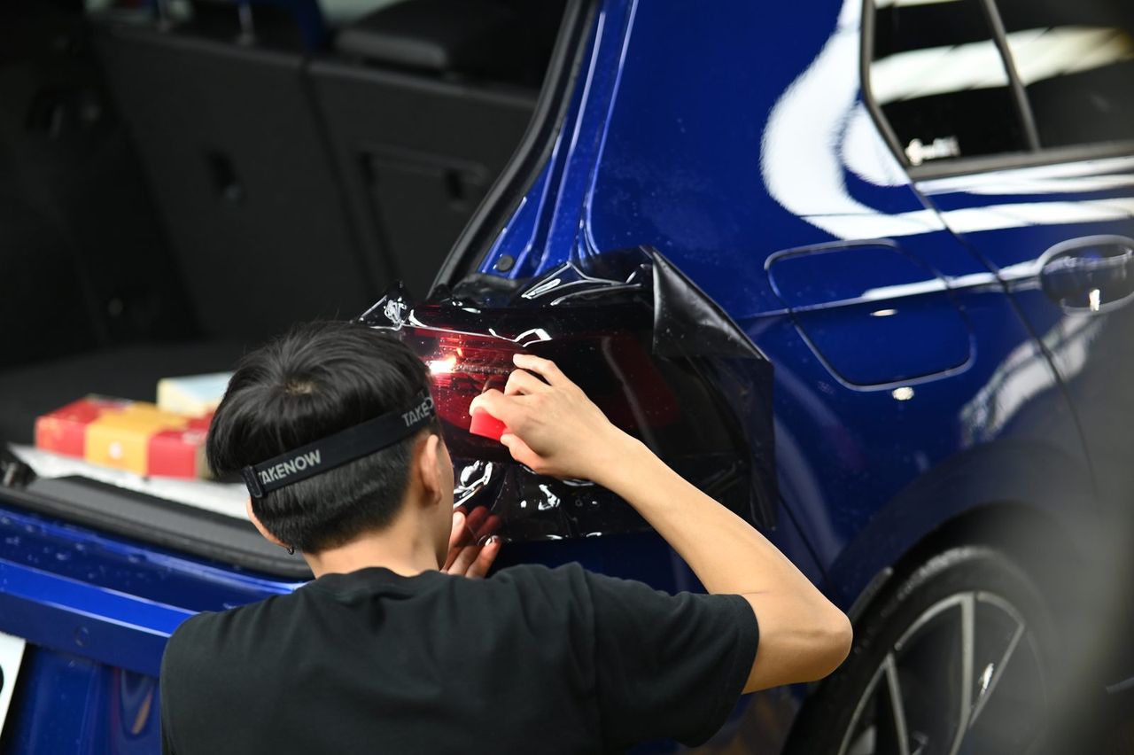 VW Golf R 迎風面犀牛皮完工與細節實拍 第 3 張（共 6 張）——捷匠淡水旗艦店施工實錄