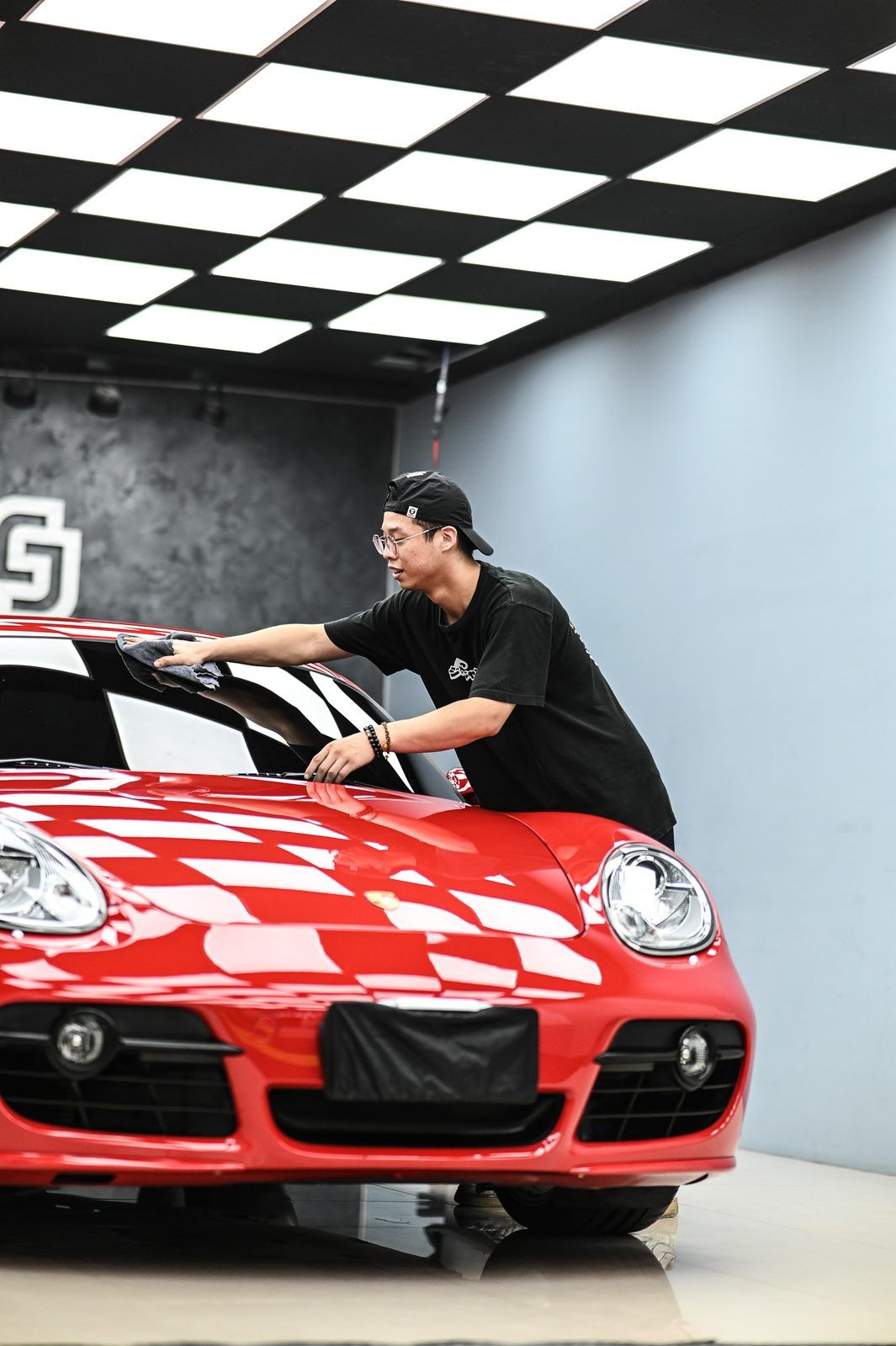 Porsche（Cayman）拋光與漆面修復、漆面鍍膜完工與細節實拍 第 3 張（共 6 張）——捷匠施工實錄