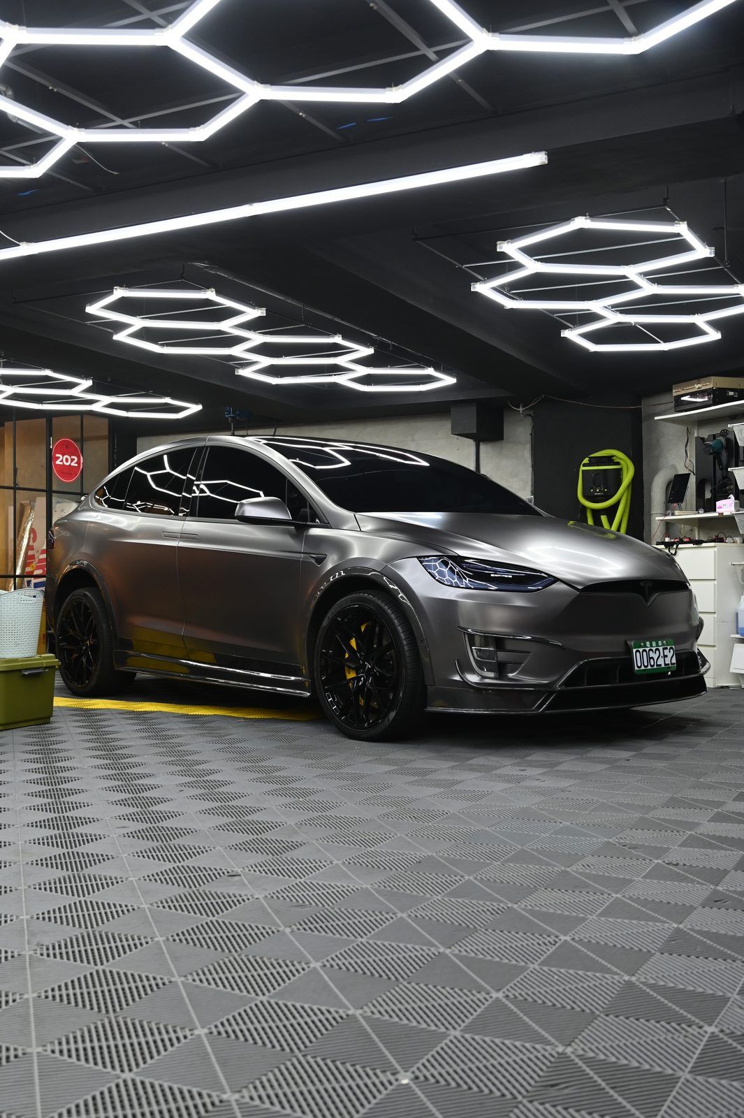 Tesla Model X 全車改色膜完工與細節實拍 第 3 張（共 5 張）——捷匠淡水旗艦店施工實錄