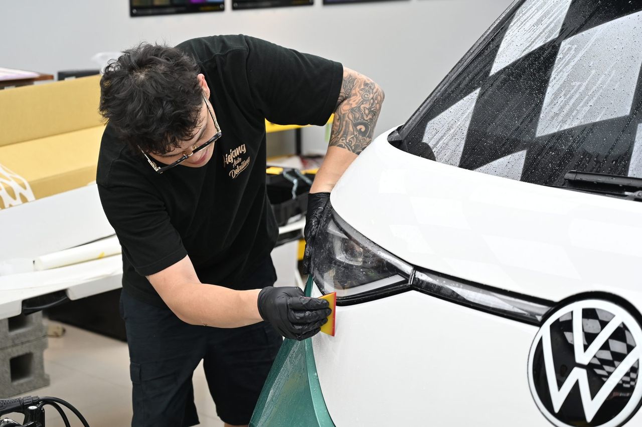 VW ID.Buzz 迎風面犀牛皮完工與細節實拍 第 3 張（共 6 張）——捷匠施工實錄