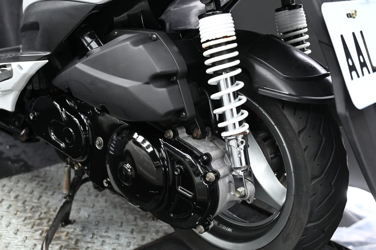 Kymco 雷霆機車美容完工與細節實拍 第 3 張（共 6 張）——捷匠淡水旗艦店施工實錄