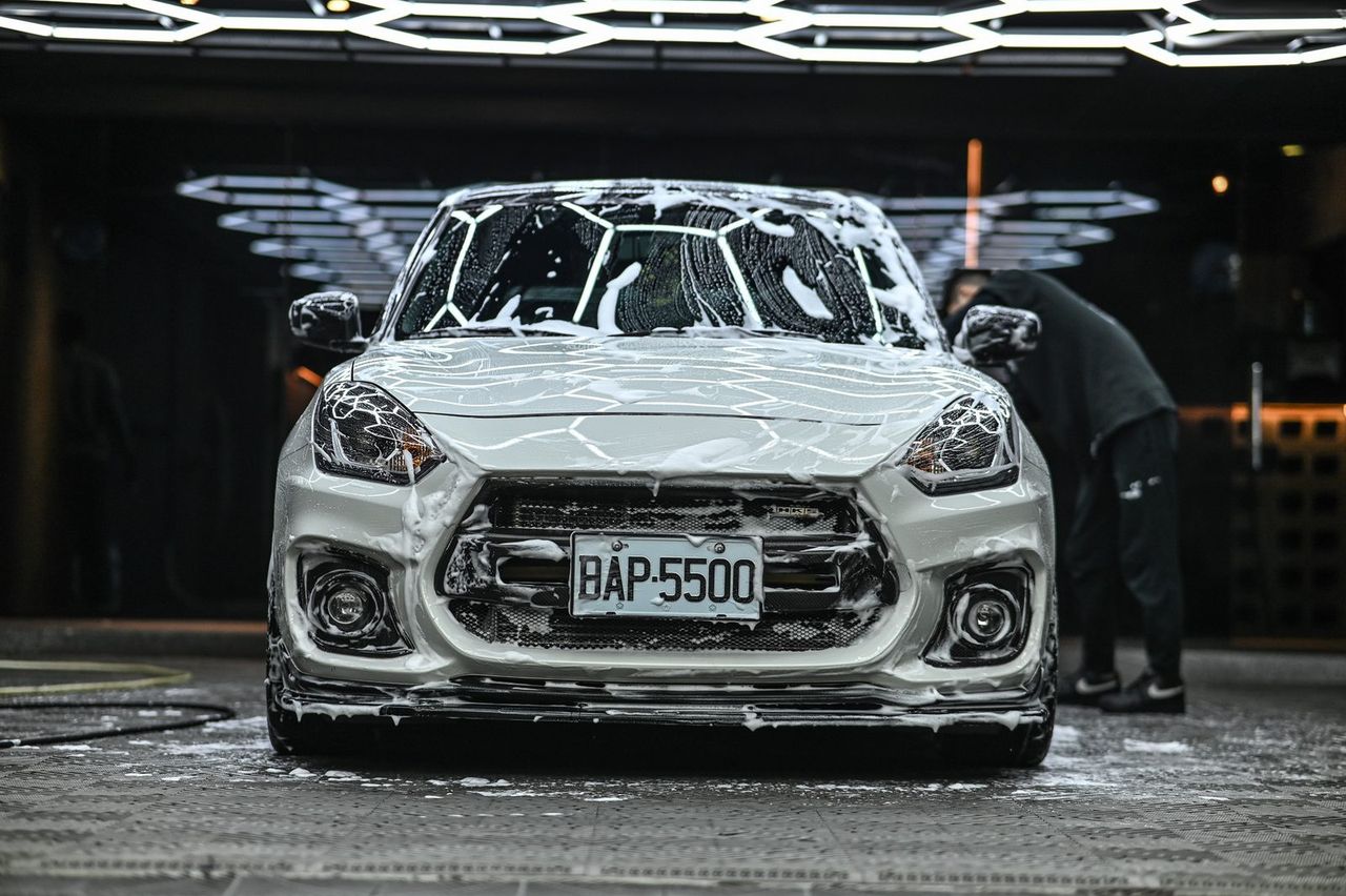 Suzuki Swift Sport 洗車打蠟（2025.12）完工與細節實拍 第 3 張（共 4 張）——捷匠淡水旗艦店施工實錄