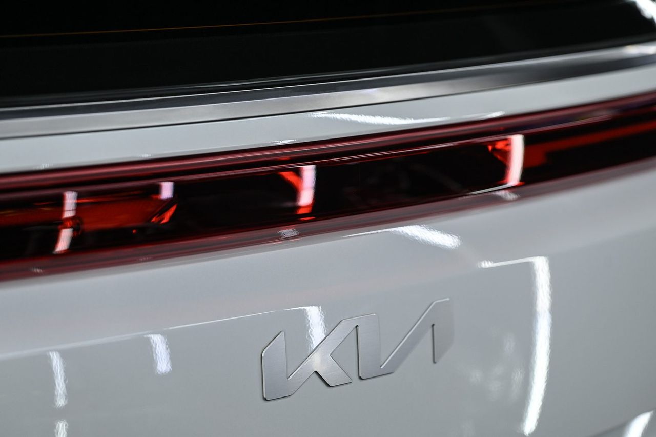 Kia Carnival 漆面鍍膜、拋光與漆面修復完工與細節實拍 第 3 張（共 6 張）——捷匠北投店施工實錄