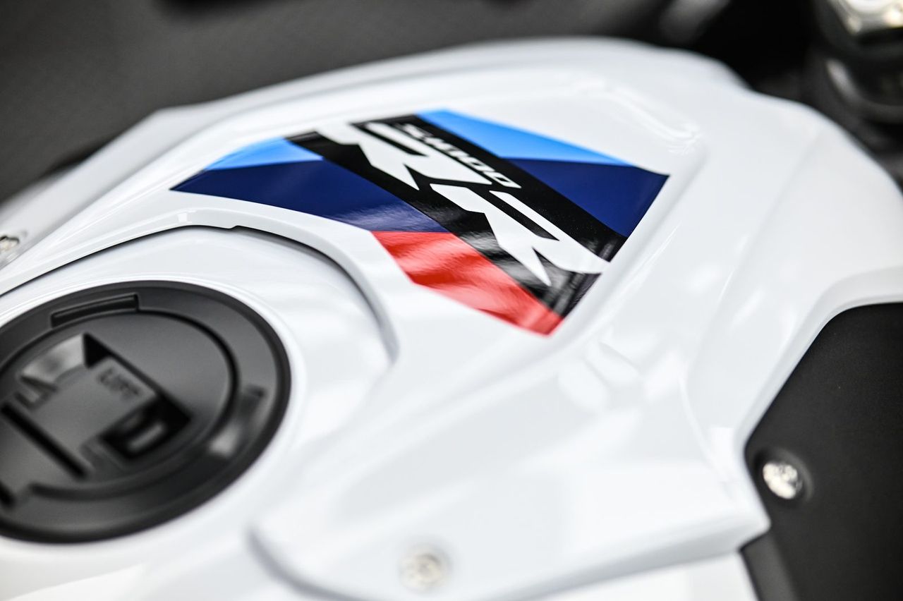BMW S1000RR 機車美容與局部犀牛皮完工與細節實拍 第 4 張（共 6 張）——捷匠淡水旗艦店施工實錄
