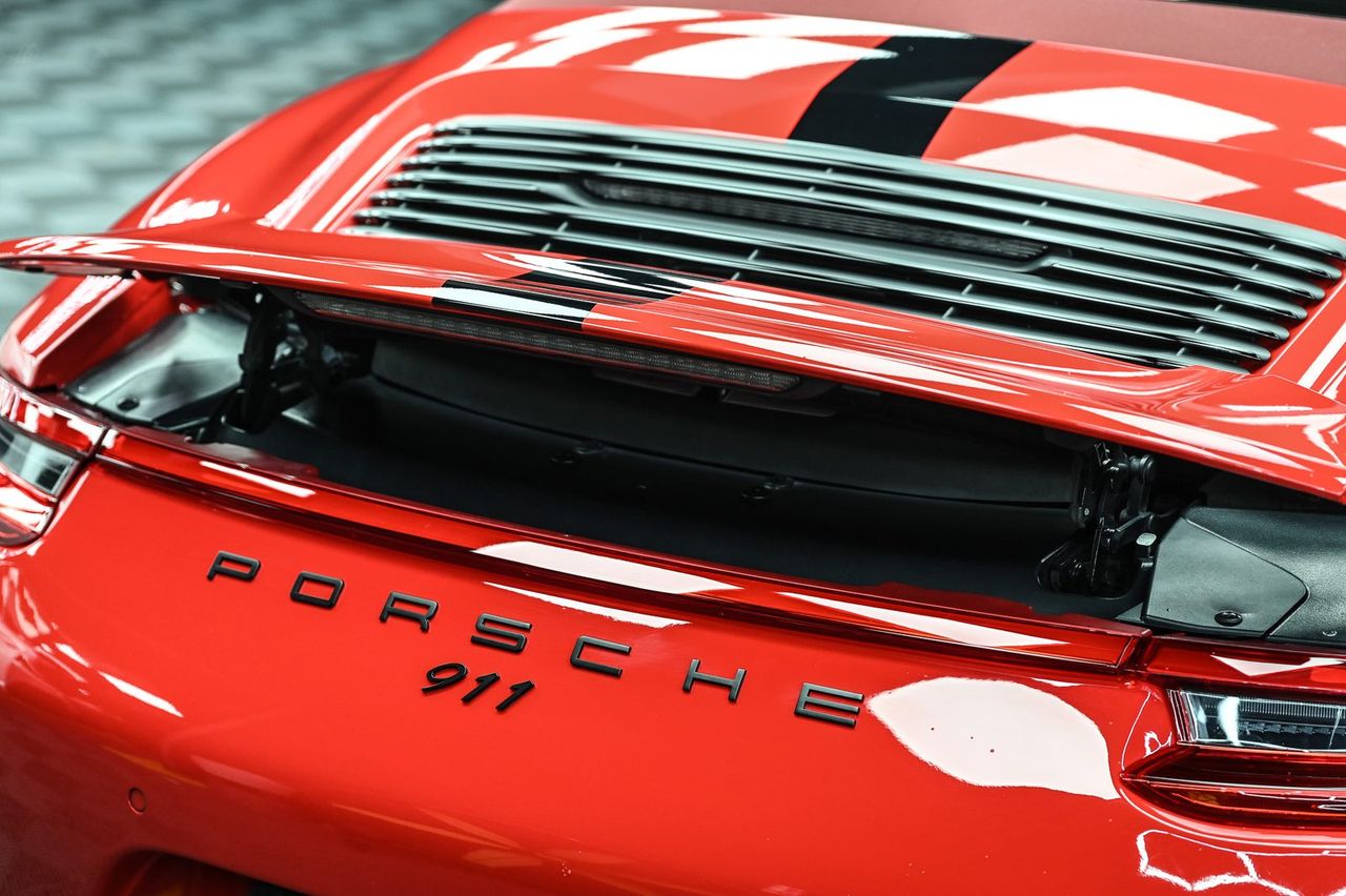 Porsche 911 洗車打蠟完工與細節實拍 第 4 張（共 6 張）——捷匠淡水旗艦店施工實錄