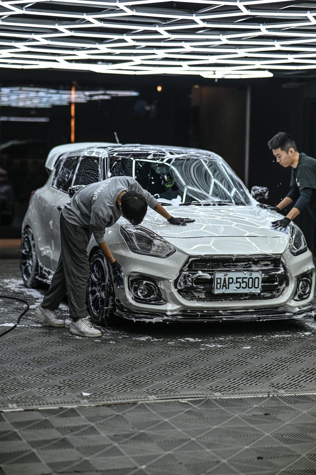 Suzuki Swift Sport 洗車打蠟（2025.12）完工與細節實拍 第 4 張（共 4 張）——捷匠淡水旗艦店施工實錄