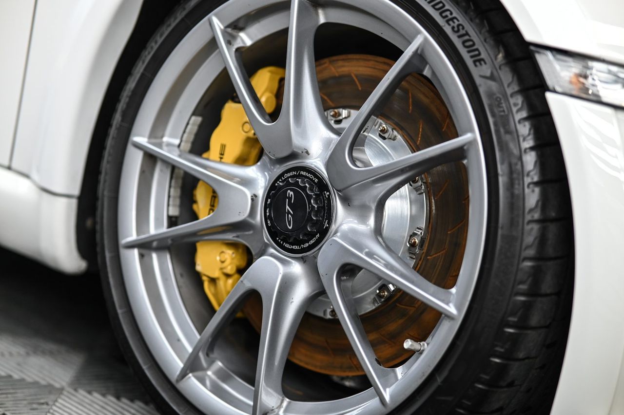 Porsche 911 GT3（997）漆面鍍膜與洗車打蠟完工與細節實拍 第 4 張（共 6 張）——捷匠淡水旗艦店施工實錄