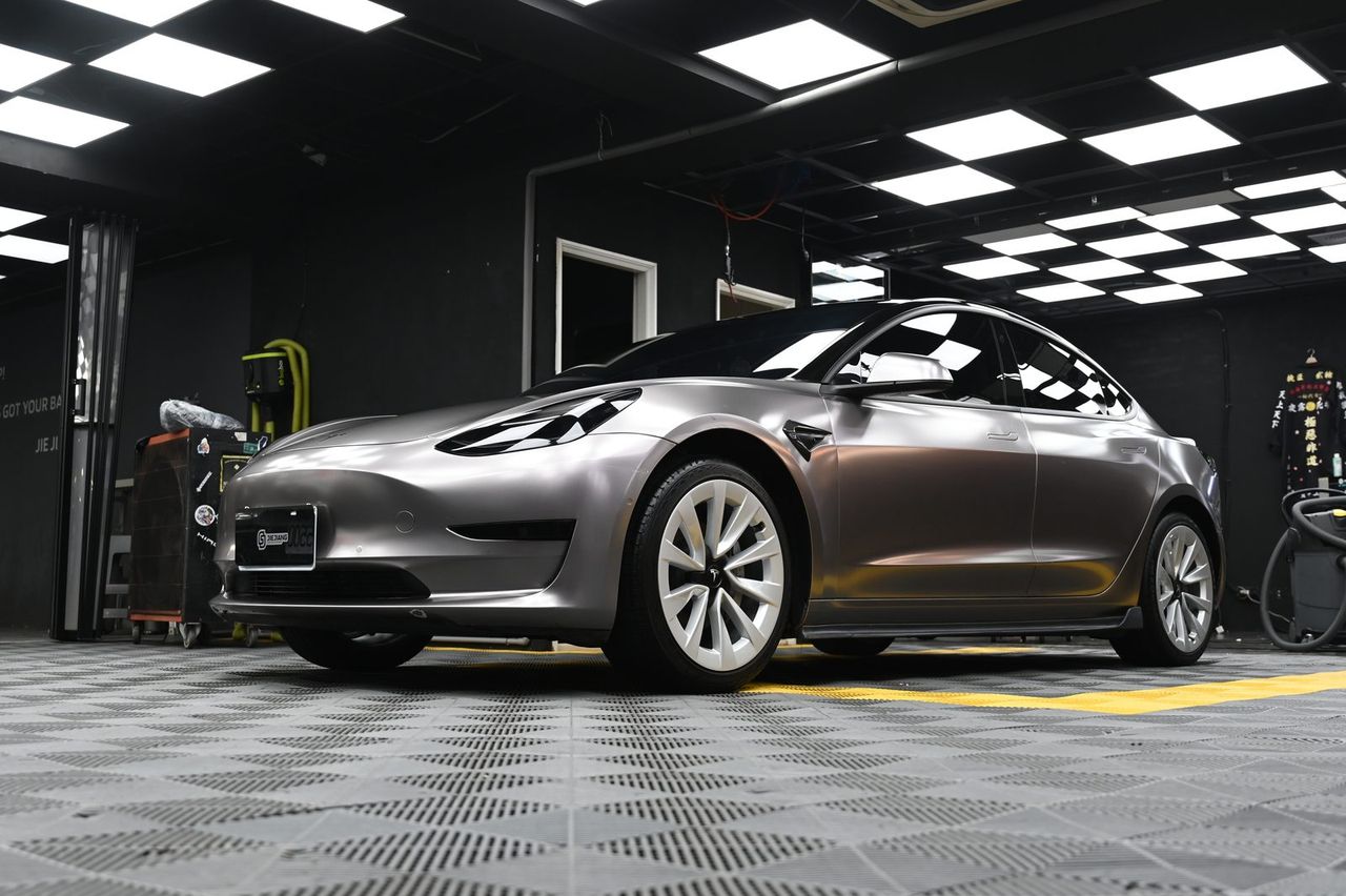 Tesla Model 3 全車改色膜完工與細節實拍 第 3 張（共 5 張）——捷匠淡水旗艦店施工實錄