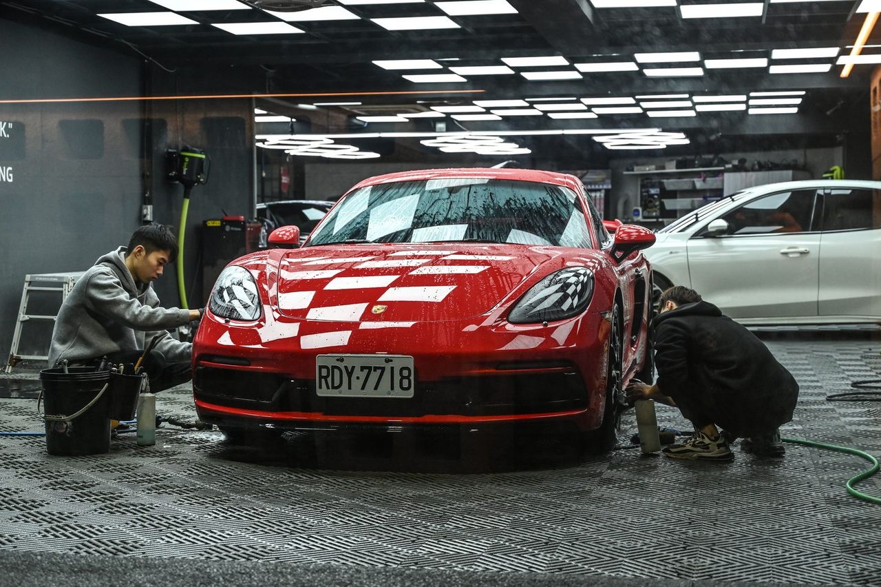 Porsche 718 GTS 洗車打蠟完工與細節實拍 第 4 張（共 6 張）——捷匠淡水旗艦店施工實錄