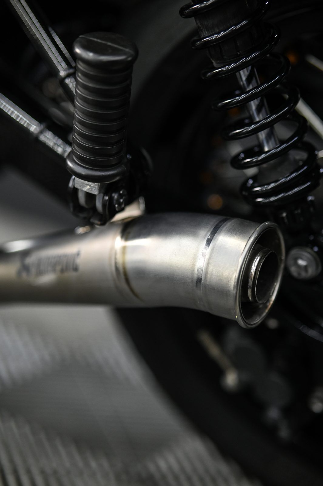 Triumph Bonneville T100 機車美容完工與細節實拍 第 4 張（共 6 張）——捷匠北投店施工實錄