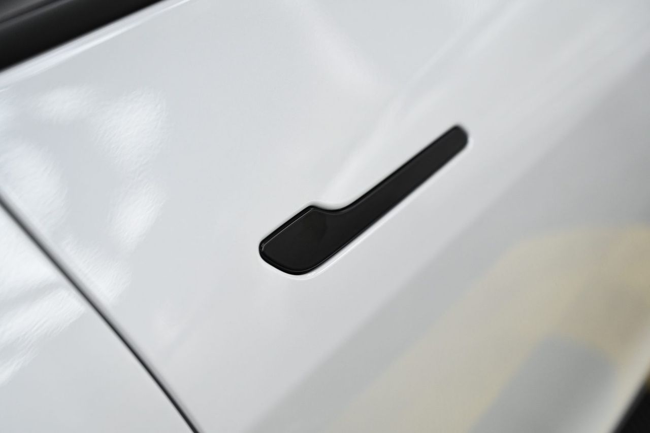 Tesla Model Y煥新版全車犀牛皮完工與細節實拍 第 2 張（共 5 張）——捷匠淡水旗艦店施工實錄