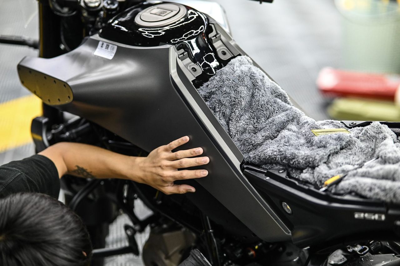 Husqvarna Svartpilen 250 全車犀牛皮完工與細節實拍 第 4 張（共 6 張）——捷匠淡水旗艦店施工實錄