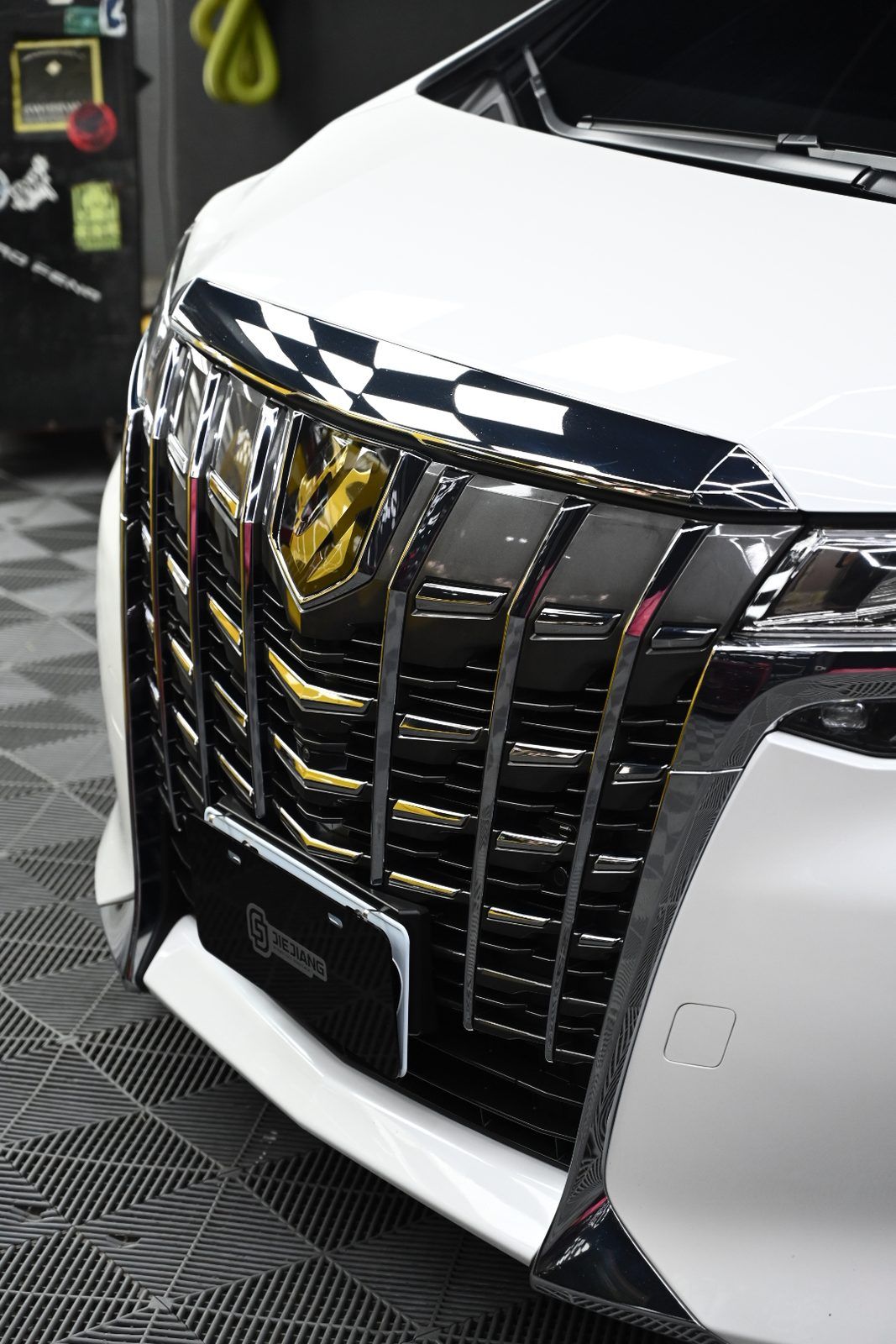 Toyota Alphard 漆面鍍膜完工與細節實拍 第 4 張（共 6 張）——捷匠淡水旗艦店施工實錄