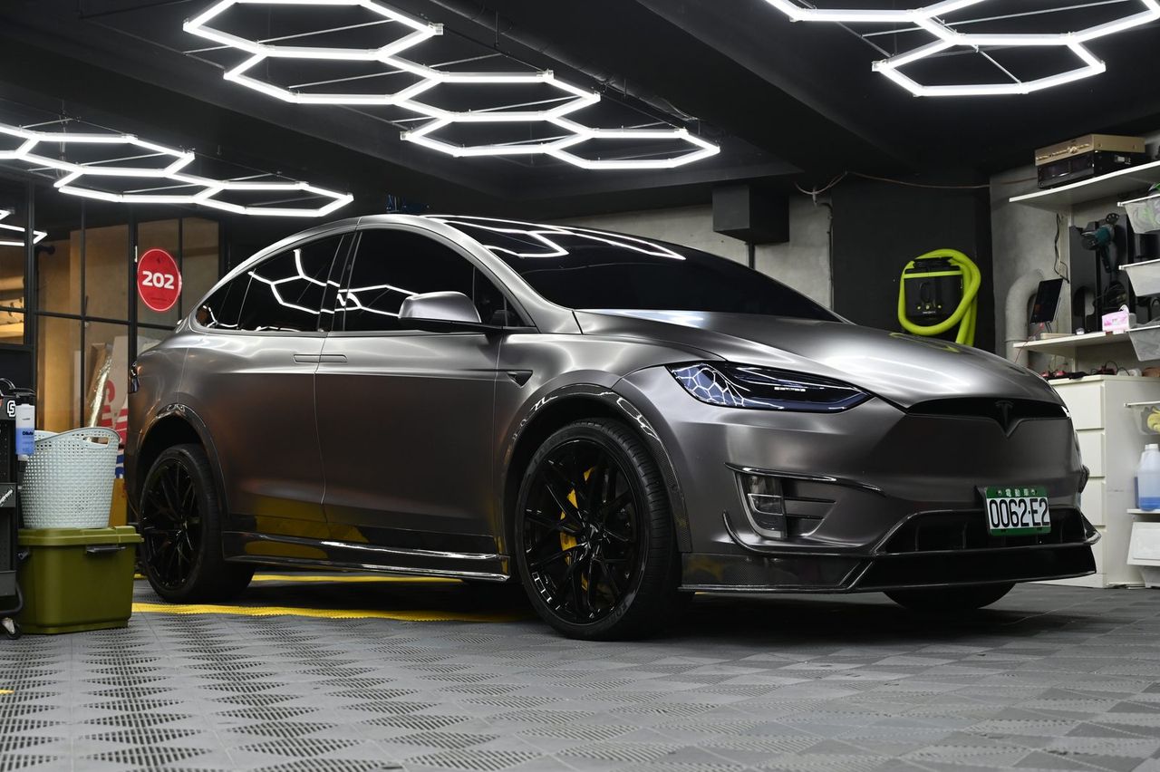 Tesla Model X 全車改色膜完工與細節實拍 第 4 張（共 5 張）——捷匠淡水旗艦店施工實錄